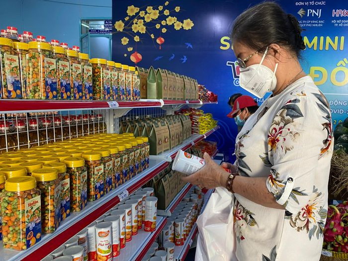 Nguoi kho khan o TP. HCM sam Tet tai Sieu thi 0 dong-Hinh-7