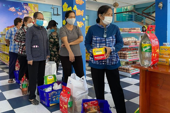 Nguoi kho khan o TP. HCM sam Tet tai Sieu thi 0 dong-Hinh-5