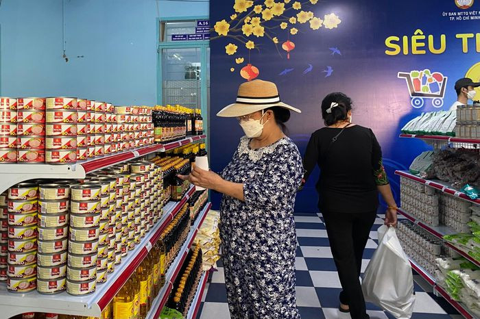 Nguoi kho khan o TP. HCM sam Tet tai Sieu thi 0 dong-Hinh-4