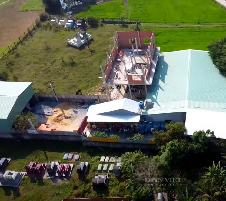 Chiều 10/1 đại diện UBND xã Hòa Khánh Tây thông tin với phóng viên Dân Việt: "Chúng tôi đã lập biên bản việc xây dựng trái phép, sử dụng đất sai mục đích tại hộ của bà Cao Thị Cúc và đang chờ thời gian thích hợp để tiến hành cưỡng chế.