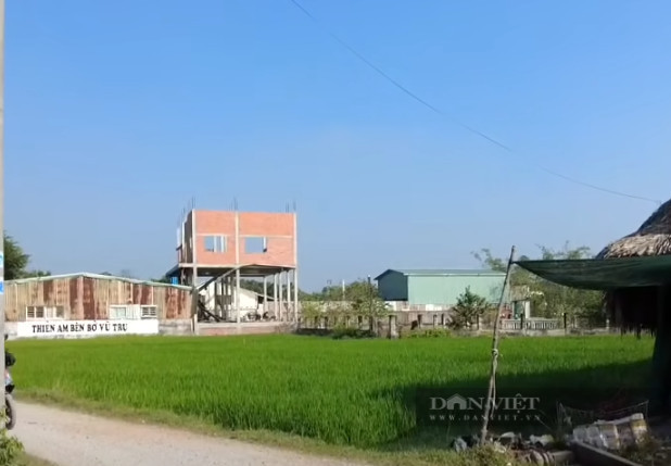 Tiếp đó, Phó Chủ tịch UBND huyện Đức Hòa Liêu Văn Bùng cho biết, chính quyền tiến hành rà soát toàn bộ những hạng mục công trình xây dựng trái phép, sử dụng đất sai mục đích tại hộ bà Cao Thị Cúc (62 tuổi), ngụ ấp Lập Thành, xã Hòa Khánh Tây. Hạng mục công trình vi phạm này nằm trong khu đất nơi tự xưng là "Tịnh thất Bồng Lai".