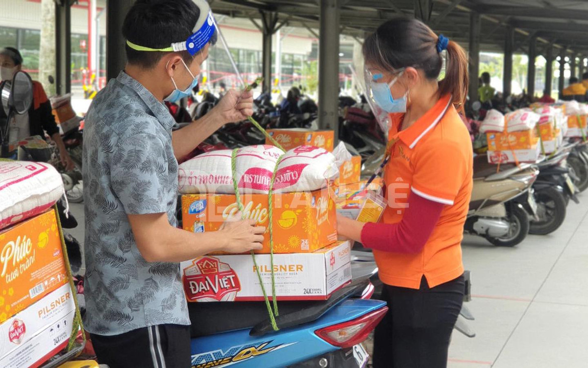 Phần quà tết cho công nhân được chằng buộc cẩn thận.