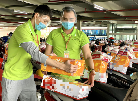 Theo ông Định, năm nay Công ty may Tân Đệ chi hơn 25 tỷ đồng để trao quà Tết cho 18.061 công nhân làm việc tại 9 nhà máy của công ty (mỗi công nhân nhận phần quà trị giá 1,4 triệu đồng). Với những công nhân đi làm bằng xe máy, công ty chủ động bố trí người đi đến từng xe để chằng buộc cẩn thận cho công nhân và sẽ trao thành nhiều đợt. 