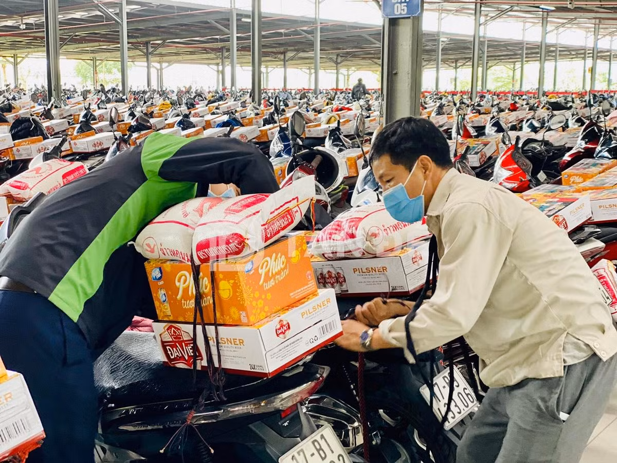 Cụ thể ngày 8/1, công ty tổ chức trao các phần quà Tết gồm 1 thùng bia, 1 thùng nước ngọt, 10kg gạo. Đợt 2 dự kiến trao ngày 15/1, gồm 1 hộp bánh quế, 2 hộp bánh, 1 chai dầu đậu nành Tường An loại 2 lít, 1 gói bột ngọt loại 454g và chai rượu nếp tinh khiết. Ngày 17/1 tới, công ty sẽ chi thưởng lương tháng 13 và tiền thưởng 2 triệu đồng đối với người lao động vào làm việc trước ngày 30/9/2021, tiền thưởng 1 triệu đồng với những công nhân vào làm việc sau ngày này. Trước Tết nguyên đán, mỗi công nhân cũng sẽ được nhận quà lì xì trị giá 500.000 đồng.