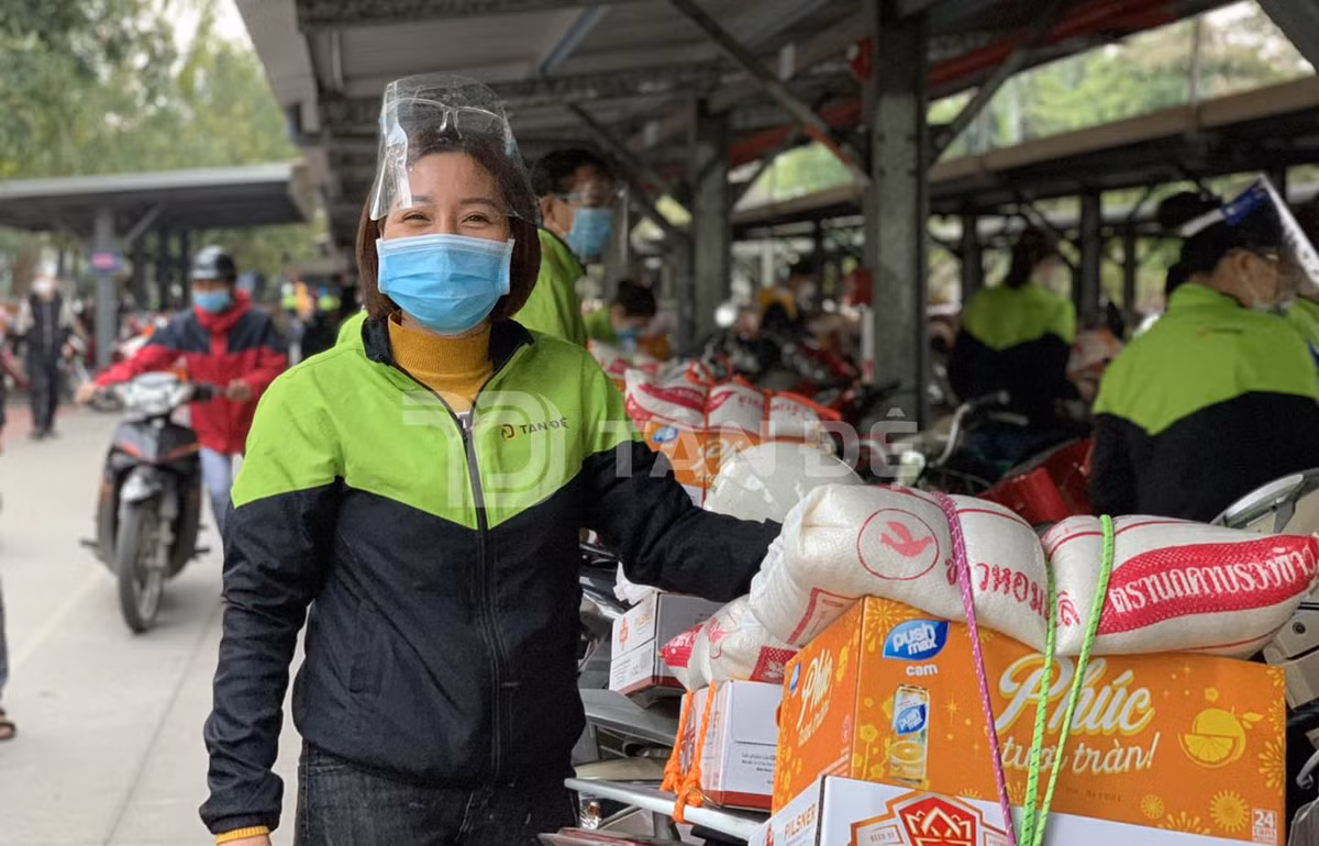 Nhiều công nhân không giấu nổi niềm vui khi ra xe thấy phần quà ý nghĩa.