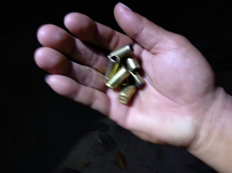  Một người phụ nữ ở Phú Yên bị thương sau tiếng súng nổ: Công an huyện Phú Hòa (tỉnh Phú Yên) đang điều tra vụ nổ súng khiến một phụ nữ bị thương. Tối 19/1, bà Võ Thị Nhinh (SN 1955, xã Hòa Thắng, huyện Phú Hòa) đang ăn cơm thì có người gọi tên con trai là Lê Quang Tân. Khi bà Nhinh ra ngoài, phát hiện người đàn ông khả nghi nên bảo gọi điện thoại cho Tân. Người này sau đó nổ nhiều tiếng súng khiến bà Nhinh bị thương.