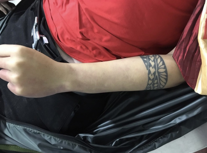  Tìm tung tích nam thanh niên treo cổ tại nhà nghỉ: Ngày 20/1, Công an quận Nam Từ Liêm (Hà Nội) thông báo, truy tìm tung tích một nam thanh niên chết do treo cổ ngày 25/12/2021 tại nhà nghỉ Mỹ Đình 2 (số 19 ngõ 2, Đình Thôn, phường Mỹ Đình 1). Nạn nhân khoảng 24 tuổi, cao khoảng 1m65, nặng 65 kg, có hình xăm hình vòng tay ở cẳng tay trái mặc áo phông màu đỏ áo khoác ngoài mà đen, quần bò màu đen. Trước đó, sáng 24/12/2021, nam thanh niên trên đến thuê phòng tại nhà nghỉ Mỹ Đình 2, đến 18h40 ngày 25/12/2021, chủ nhà nghỉ kiểm tra phát hiện người này đã chết trong tư thế treo cổ. 