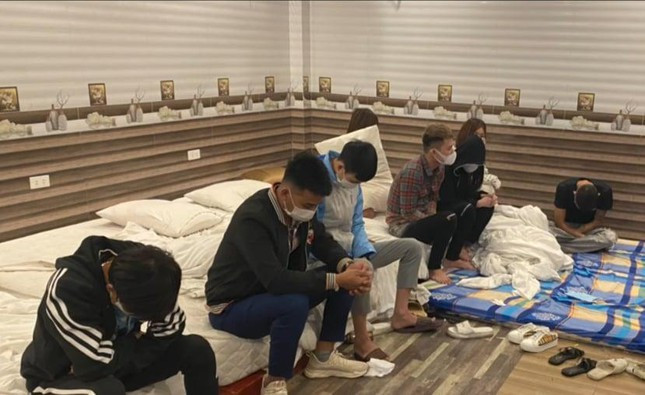  57 nam nữ 'mở tiệc' ma túy trong khách sạn: Phòng Cảnh sát điều tra tội phạm về ma túy Công an tỉnh Bắc Ninh vừa khởi tố vụ án, khởi tố bị can đối với 13 đối tượng về tội "Mua bán, tàng trữ, tổ chức sử dụng và chứa chấp sử dụng trái phép chất ma túy”. Tối 13/1, tại khách sạn Family 88888, ở phường Tân Hồng, TP Từ Sơn, cảnh sát bắt giữ Cà Văn Thương (quê Điện Biên) về hành vi mua bán 10 viên ma túy tổng hợp và 1 túi ma túy loại Ketamine. Tại khách sạn cảnh sát phát hiện 57 đối tượng dương tính với ma túy. Nguyễn Hải Long, quản lý khách sạn được xác định có hành vi chứa chấp sử dụng trái phép chất ma túy.