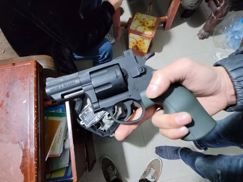 Thời điểm bắt giữ đối tượng Nam, tổ công tác đã thu được khẩu súng bắn đạn chì sử dụng gây án, số tiền và một xe mô tô phân khối lớn. Cơ quan Công an đang làm các thủ tục, di lý đối tượng Nam về Công an TP Hải Phòng tiếp tục điều tra làm rõ vụ việc. 