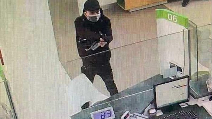 Trước đó, khoảng 15h20 ngày 07/01/2022, tại phòng giao dịch ngân hàng Vietcombank ở đường Đình Vũ, phường Đông Hải 2, Hải An, TP Hải Phòng, Nam đã dùng súng uy hiếp, khống chế giao dịch viên và cướp số tiền khoảng 3 tỷ đồng. Sau đó, đối tượng này ra ngoài cửa cướp 1 xe máy của nhân viên bảo vệ rồi bỏ trốn. 