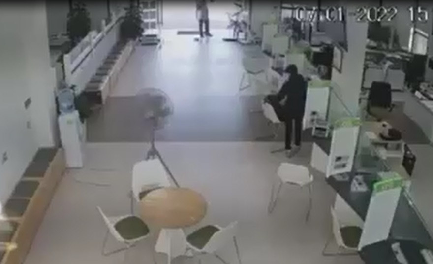 Ngay sau khi nhận được thông tin, Giám đốc Công an thành phố Hải Phòng đã chỉ đạo các lực lượng khẩn trương truy bắt đối tượng. Lực lượng của Phòng Cảnh sát hình sự, Phòng Kỹ thuật hình sự cùng Công an quận Hải An, Công an Cát Hải đang triển khai truy bắt nghi phạm. 