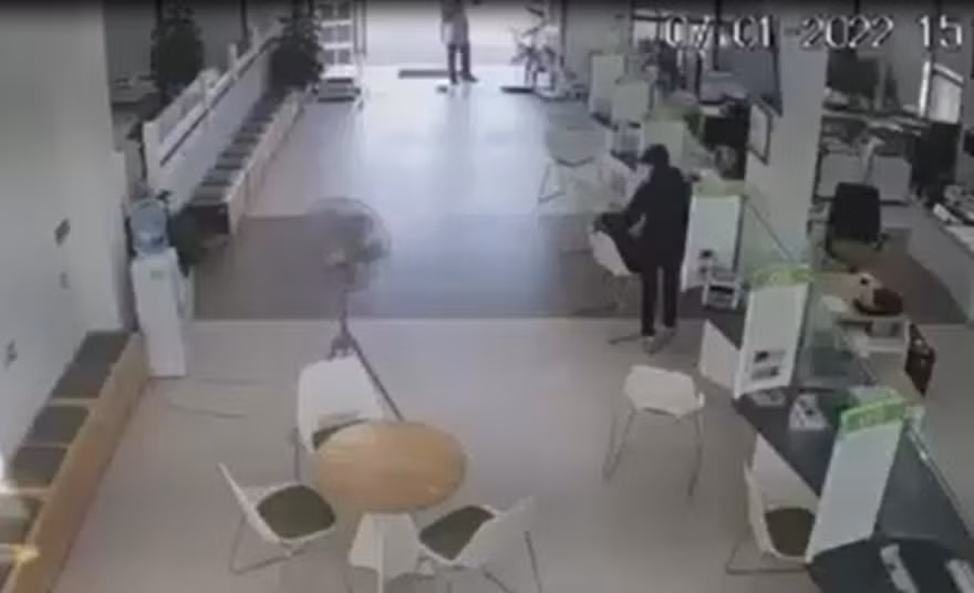 Ngay sau khi nhận được thông tin, Giám đốc Công an thành phố Hải Phòng đã chỉ đạo các lực lượng khẩn trương truy bắt đối tượng. Lực lượng của Phòng Cảnh sát hình sự, Phòng Kỹ thuật hình sự cùng Công an quận Hải An, Công an Cát Hải đang triển khai truy bắt nghi phạm. 