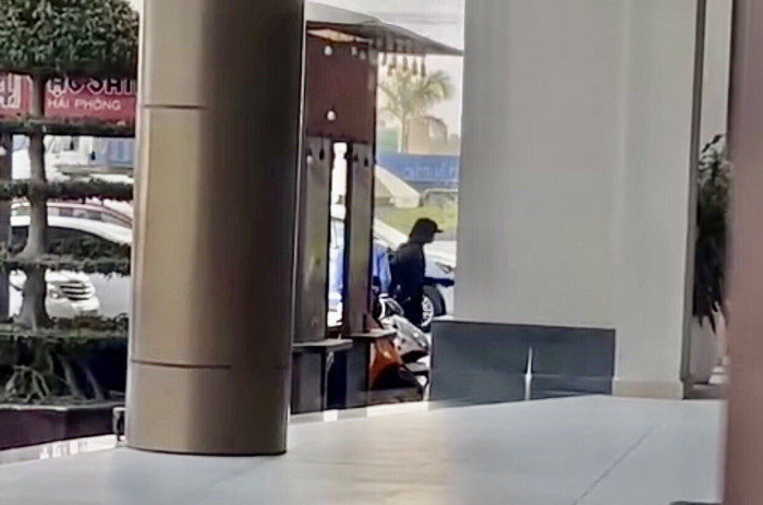 Được biết, cơ quan chức năng đã tìm thấy chiếc xe máy nghi phạm cướp từ nhân viên bảo vệ ngân hàng; chiếc xe này bị bỏ lại trên cầu Tân Vũ - Lạch Huyện, Hải Phòng. Một bảo vệ cho biết, tại thời điểm bị cướp, ngân hàng có 3 bảo vệ, ngoài ra còn có nhiều người khác, nhưng do tên cướp có súng nên mọi người cũng không dám lại gần, chỉ hô hoán và gọi điện báo công an. 