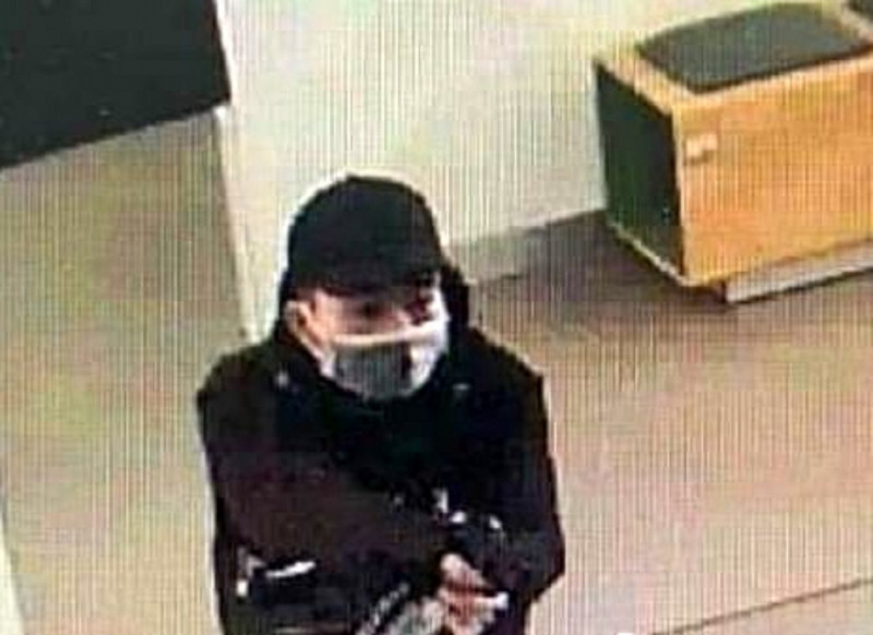 Thời điểm xảy ra vụ việc, một nam thanh niên mặc quần áo tối màu, đội mũ, bịt mặt, mang theo ba lô vào ngân hàng ngồi xuống ghế khách hàng. Người này rút ra 1 vật giống khẩu súng ngắn chĩa vào nhân viên bảo vệ uy hiếp rồi chĩa súng vào nhân viên ngân hàng ngồi trong quầy giao dịch đe dọa. 