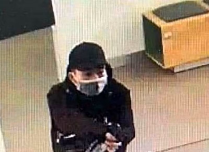 Thời điểm xảy ra vụ việc, một nam thanh niên mặc quần áo tối màu, đội mũ, bịt mặt, mang theo ba lô vào ngân hàng ngồi xuống ghế khách hàng. Người này rút ra 1 vật giống khẩu súng ngắn chĩa vào nhân viên bảo vệ uy hiếp rồi chĩa súng vào nhân viên ngân hàng ngồi trong quầy giao dịch đe dọa. 