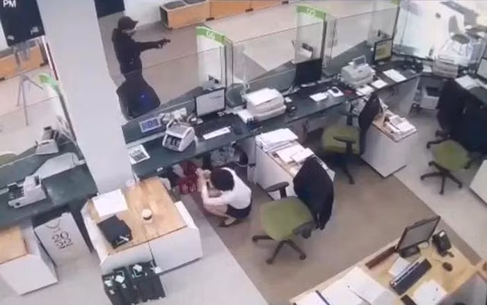 Theo Công an thành phố, khoảng 15h20 ngày 7/1/2022, tại phòng giao dịch ngân hàng Vietcombank ở đường Đình Vũ, phường Đông Hải 2, Hải An, TP Hải Phòng xảy ra vụ một đối tượng dùng vật nghi là súng uy hiếp, khống chế giao dịch viên và cướp số tiền khoảng 3 tỷ đồng. 