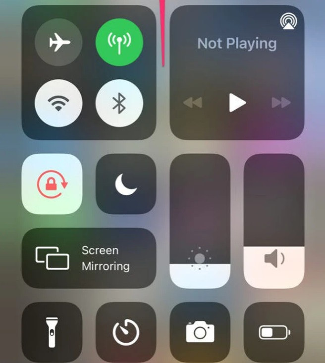 Vi sao iPhone hien thi cham mau cam hoac xanh tren goc phai man hinh?-Hinh-3