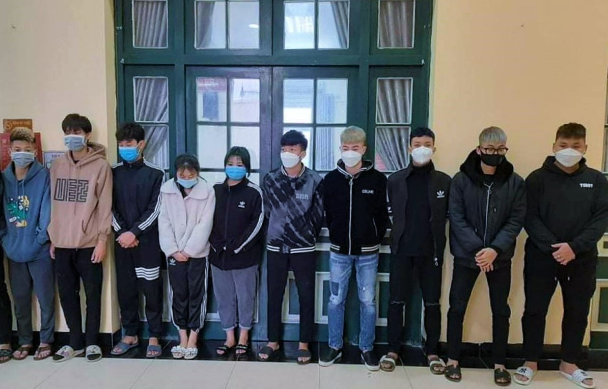  Khởi tố 16 ‘quái xế’ đua xe gây náo loạn đường phố Hà Nội: Ngày 29/1, Phòng Cảnh sát Hình sự, Công an Hà Nội đã khởi tố 16 đối tượng về hành vi đua xe, lạng lách đánh võng gây mất trật tự công cộng. Các đối tượng gồm Nguyễn Quốc Anh (16 tuổi, Hà Đông), Nguyễn Tuấn Thịnh (16 tuổi, Thanh Xuân), Bùi Quang Tiến (18 tuổi, Hai Bà Trưng), Nguyễn Tuấn Tú (18 tuổi, Ứng Hòa) cùng 12 đối tượng khác. Tối 21/9/2021, các đối tượng trên đã nhập đoàn khoảng 20 xe đang đi tốc độ cao tại phố Trần Quang Khải hướng Trần Khánh Dư. Nhóm này đi với tốc độ 80-90 km/h, rú ga, bấm còi inh ỏi, lạng lách, đánh võng náo loạn đường phố và gây nguy hiểm cho người đi đường. Các đối tượng sau đó bị bắt giữ.