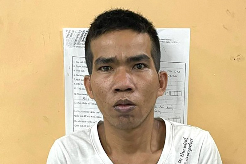  Tạt axit bạn gái vì bị chia tay: Công an huyện Bàu Bàng (tỉnh Bình Dương) vừa tạm giữ hình sự Danh Xê Rây (34 tuổi, quê Kiên Giang) để điều tra hành vi "Cố ý gây thương tích". Rây có quan hệ tình cảm với chị M. nhưng gần đây do mâu thuẫn nên chị M chia tay. Do thù hận, tối 30/12/2021, Rây mua axit rồi đứng ở lề đường CN8 (KCN Tân Bình, xã Hưng Hòa, huyện Bàu Bàng) và tạt axit vào chị M. và một người bạn khiến cả 2 bị thương. Gây án xong đối tượng bỏ trốn khỏi hiện trường và bị bắt sau gần 1 tháng.