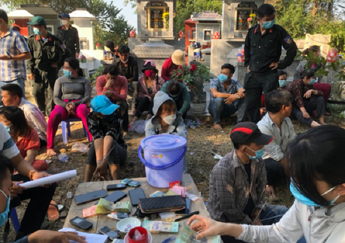 Phá sới bạc quy mô lớn, tổ chức trong nghĩa địa: Công an huyện Bến Cầu, Tây Ninh vừa ra quyết định tạm giữ hình sự 23 đối tượng về hành vi tổ chức đánh bạc và đánh bạc. Chiều 27/1, tại khu vực nghĩa địa thuộc ấp Xóm Lò, xã Tiên Thuận, huyện Bến Cầu, Công an huyện Bến Cầu phối hợp các đơn vị đột kích sòng bạc dưới hình thức lắc tài xỉu thắng thua bằng tiền, bắt quả tang 31 đối tượng cùng tang vật gồm khoảng 192 triệu đồng, 9 xe máy, 2 bộ dụng đánh bạc, 20 điện thoại di động và một số tang vật khác có liên quan. Sới bạc này do Lê Tuấn Khải và Võ Minh Tân, ấp Xóm lò, xã Tiên Thuận, huyện Bến Cầu đứng ra tổ chức.