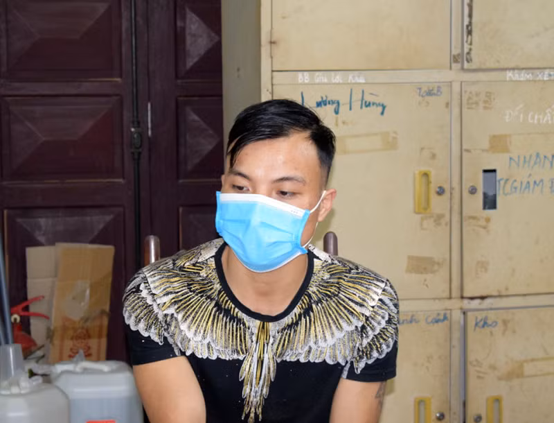  Ngủ lại phòng trọ cùng bạn gái rồi sát hại để cướp tài sản: Công an tỉnh Hưng Yên vừa bắt giữ Vũ Văn Tuất (SN 1994, huyện Chiêm Hóa, tỉnh Tuyên Quang) để điều tra hành vi giết người, cướp tài sản. Tối 24/1, Tuất đến phòng trọ chị Trần Thị L(SN 1976) ở thành phố Hưng Yên chơi và ngủ lại. Đến khoảng 4h ngày 25/1, thấy nạn nhân ngủ say, Tuất đã dùng tay bóp cổ nạn nhân cho đến chết, sau đó lấy 2 chiếc nhẫn, 1 đôi bông tai bằng kim loại màu vàng và lục soát trong phòng lấy trộm 1 điện thoại di dộng, 1 sạc điện thoại, 2 dây chuyền và 1 lắc tay đều bằng kim loại màu vàng. Gây án xong Tuất khóa cửa bỏ trốn. Tuất bị bắt khi đang lẩn trốn tại Hà Nội.