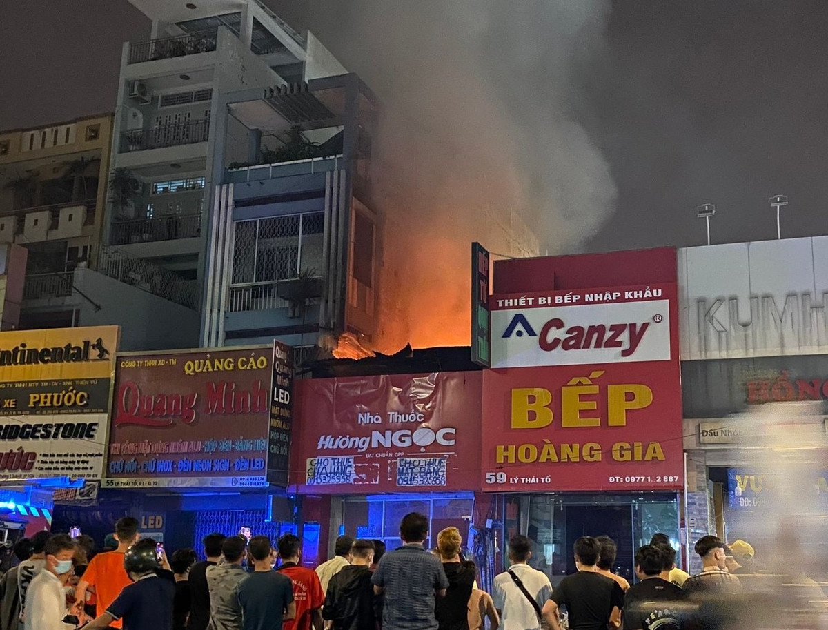  Căn nhà giữa trung tâm TP HCM cháy rụi ngày 27 Tết: Rạng sáng 29/1, ngọn lửa bùng lên từ căn nhà trên đường Lý Thái Tổ (quận 10, TP HCM). Những người bên trong căn nhà nhanh chóng thoát ra ngoài kịp thời. Cảnh sát PCCC&amp;CNCH Công an TP HCM nhanh chóng có mặt khống chế vụ cháy. Dù không có thiệt hại về người nhưng vụ cháy khiến khu vực náo loạn, nhiều tài sản bên trong căn nhà bị thiêu rụi.