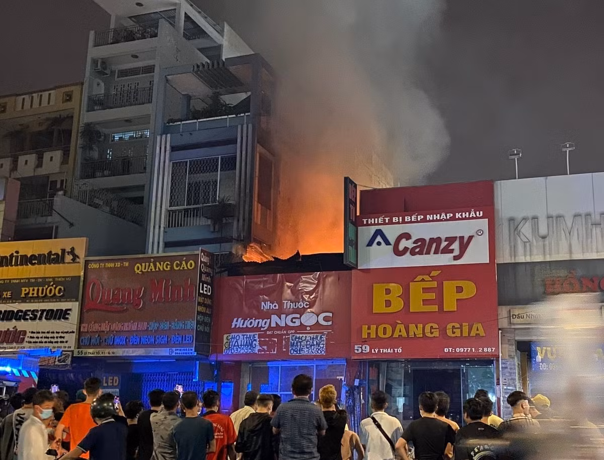  Căn nhà giữa trung tâm TP HCM cháy rụi ngày 27 Tết: Rạng sáng 29/1, ngọn lửa bùng lên từ căn nhà trên đường Lý Thái Tổ (quận 10, TP HCM). Những người bên trong căn nhà nhanh chóng thoát ra ngoài kịp thời. Cảnh sát PCCC&amp;CNCH Công an TP HCM nhanh chóng có mặt khống chế vụ cháy. Dù không có thiệt hại về người nhưng vụ cháy khiến khu vực náo loạn, nhiều tài sản bên trong căn nhà bị thiêu rụi.