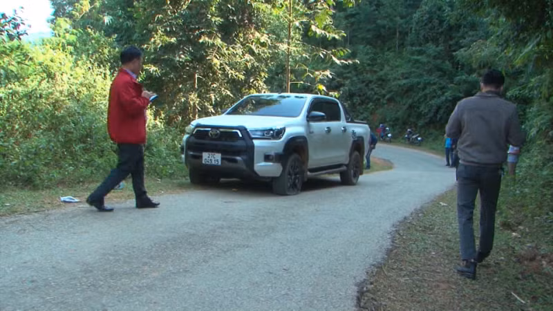 Tại cơ quan Công an, các đối tượng khai nhận, sau khi cùng nhau thực hiện hành vi mua ma túy từ khu vực biên giới về Việt Nam, các đối tượng đã sử dụng 02 xe bán tải để cất giấu trên 35 kg ma túy bao gồm 99 bánh heroin và 1 kg ma túy đá để mang sang Lào Cai tiêu thụ.