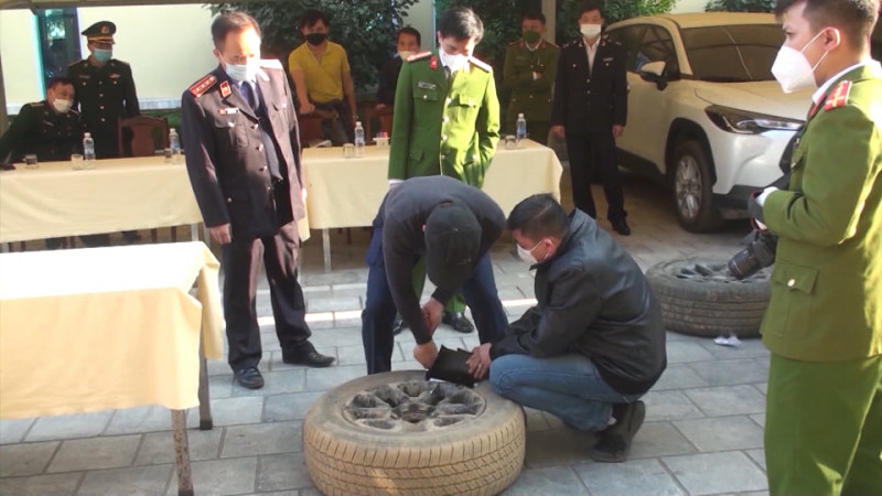 Đối với đối tượng Lầu A Dua điều khiển xe ô tô, tiếp tục vượt qua hàng rào chốt chặn, lao thẳng xe ô tô vào hàng loạt xe máy của lực lượng vây bắt và tiếp tục bỏ chạy gần 3km, sau đó bỏ lại xe và lẩn trốn lên rừng tại xã Xá Nhè, huyện Tủa Chùa... Đến 19h 30 phút ngày 7/12, khi phát hiện đối tượng Lầu A Dua từ trên rừng đi xuống khu vực bản Phiêng Pẻn, xã Mường Mùn để nhận thực phẩm tiếp tế, các mũi quân đã khống chế, bắt giữ thành công đối tượng.