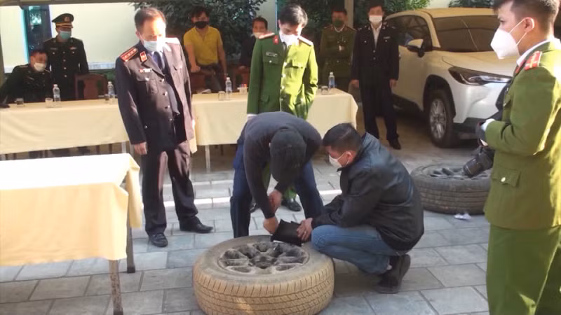 Đối với đối tượng Lầu A Dua điều khiển xe ô tô, tiếp tục vượt qua hàng rào chốt chặn, lao thẳng xe ô tô vào hàng loạt xe máy của lực lượng vây bắt và tiếp tục bỏ chạy gần 3km, sau đó bỏ lại xe và lẩn trốn lên rừng tại xã Xá Nhè, huyện Tủa Chùa... Đến 19h 30 phút ngày 7/12, khi phát hiện đối tượng Lầu A Dua từ trên rừng đi xuống khu vực bản Phiêng Pẻn, xã Mường Mùn để nhận thực phẩm tiếp tế, các mũi quân đã khống chế, bắt giữ thành công đối tượng.