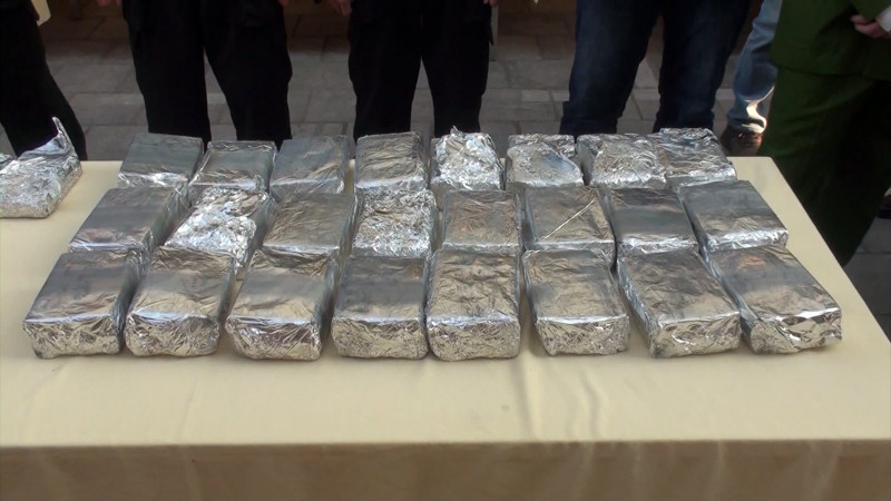 Đối tượng Lầu A Sò đã dùng dao đe dọa và sẵn sàng chống cự đến cùng với lực lượng vây bắt. Trước tình thế cấp bách, lực lượng Công an đã buộc phải nổ súng bắn chỉ thiên và bắn trấn áp để Tổ công tác bắt giữ thành công đối tượng Lầu A Sò.