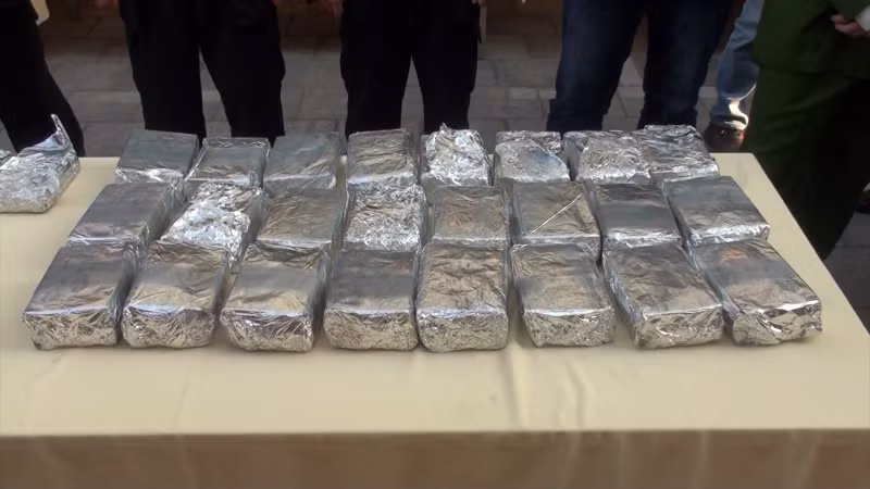 Đối tượng Lầu A Sò đã dùng dao đe dọa và sẵn sàng chống cự đến cùng với lực lượng vây bắt. Trước tình thế cấp bách, lực lượng Công an đã buộc phải nổ súng bắn chỉ thiên và bắn trấn áp để Tổ công tác bắt giữ thành công đối tượng Lầu A Sò.