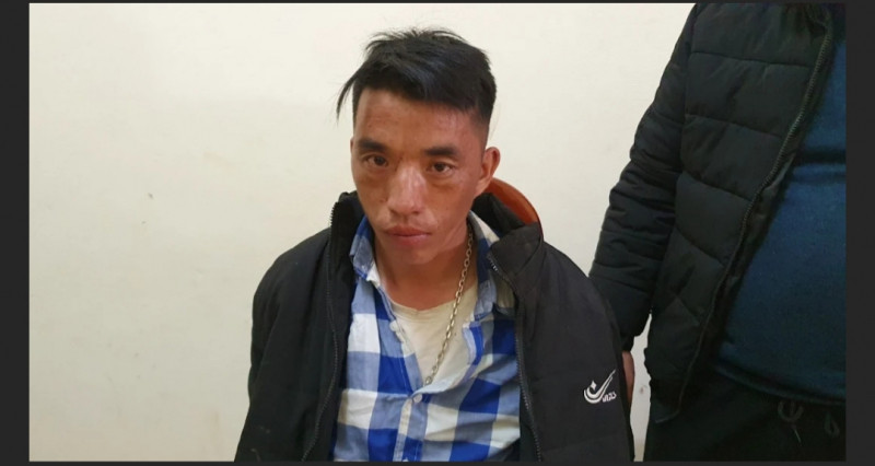 Ngày 5/12/2021, Ban Chuyên án nhận được thông tin Lầu A Dua cùng đồng bọn sẽ vận chuyển một khối lượng ma túy lớn trên 2 xe ô tô từ huyện Điện Biên Đông sang Lào Cai để tiêu thụ. Các Tổ công tác chia thành nhiều mũi tiến hành chốt chặn, bắt giữ các nhóm đối tượng. (Ảnh đối tượng Lầu A Dua)