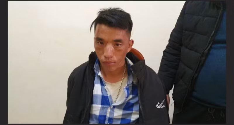 Ngày 5/12/2021, Ban Chuyên án nhận được thông tin Lầu A Dua cùng đồng bọn sẽ vận chuyển một khối lượng ma túy lớn trên 2 xe ô tô từ huyện Điện Biên Đông sang Lào Cai để tiêu thụ. Các Tổ công tác chia thành nhiều mũi tiến hành chốt chặn, bắt giữ các nhóm đối tượng. (Ảnh đối tượng Lầu A Dua)