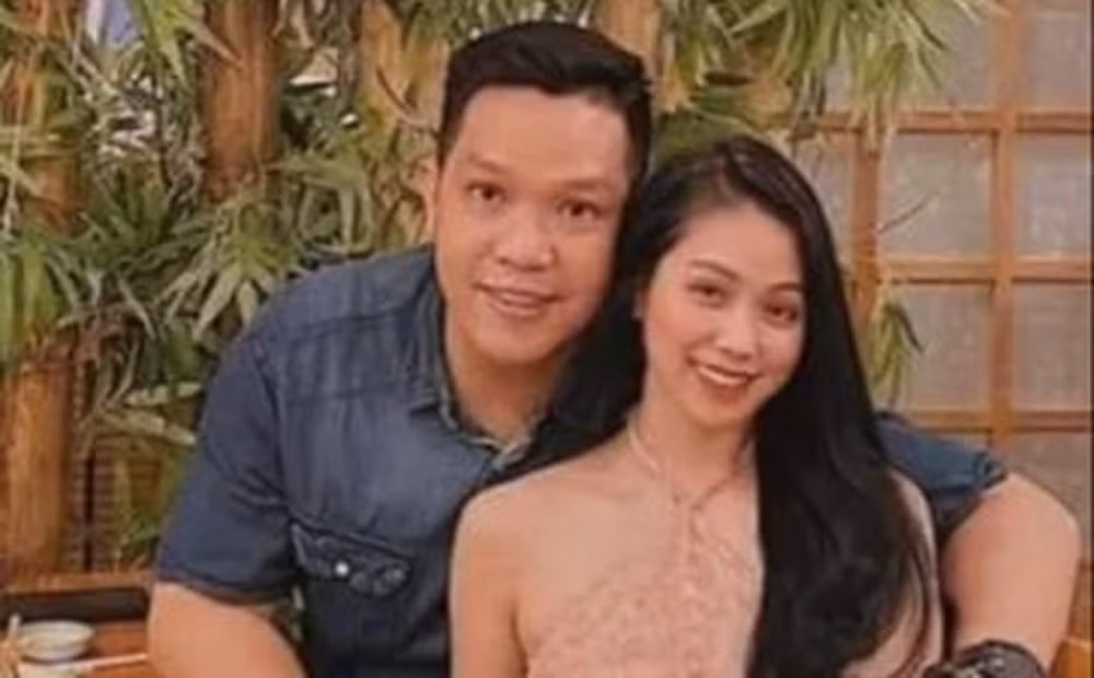 Theo lời khai của Trang, khoảng tháng 9/2021, khi cháu A. bắt đầu học online, Trang được Thái giao nhiệm vụ kèm cháu A. học. Trong quá trình kèm học, Trang đã nhiều lần đánh bé A. Trang đặt mua roi mây trên mạng để “dạy dỗ” con của chồng. Sau khi roi mây gãy, Trang chuyển sang đánh bé bằng gậy gỗ. Đáng chú ý, cha của cháu V.A khai nhận có biết việc người tình dùng roi mây và thanh gỗ đánh đập con mình, biết các vết bầm tím trên người của con gái nhưng người này không có hành động can ngăn. 