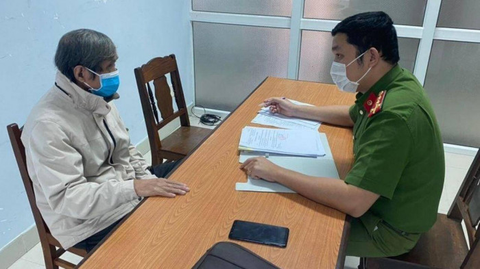  Bắt Giám đốc doanh nghiệp ở Đà Nẵng thuê đất rồi phân lô, bán nền. Ngày 1/1, Công an TP Đà Nẵng đã khởi tố, bắt tạm giam 4 tháng đối với ông Nguyễn Hữu Vinh (58 tuổi, trú phường Hòa Khánh Bắc, quận Liên Chiểu) về tội Lừa đảo chiếm đoạt tài sản. Từ năm 2002, doanh nghiệp tư nhân dệt Đa Phước (vợ ông Vinh làm giám đốc) được UBND TP Đà Nẵng cho thuê 2.375 m2 đất tại phường Hòa Khánh Bắc, quận Liên Chiểu để kinh doanh lụa tơ tằm, trả tiền hàng năm. Sau khi ngừng sản xuất, thấy thời hạn thuê đất đang còn hiệu lực, ông Vinh đã tự phân lô để bán. Cảnh sát xác định 10 người đã chuyển cho ông Vinh hơn 1,6 tỷ đồng.