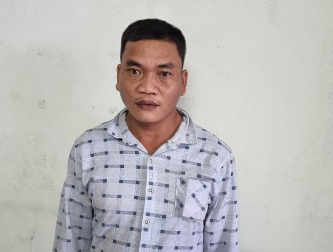  Khởi tố lái xe gây tai nạn khiến 2 người chết, 17 người bị thương. Ngày 1/1, Cơ quan CSĐT Công an thị xã An Nhơn (Bình Định) đã khởi tố vụ án, khởi tố bị can với Nguyễn Văn Thâu - tài xế xe đầu kéo gây ra vụ tại nạn giao thông đặc biệt nghiêm trọng trên tuyến tỉnh lộ qua địa bàn thị xã An Nhơn, làm 2 người chết và 17 người bị thương. Chiều 30/12, Thâu điều khiển xe đầu kéo BKS 77C 15414 kéo theo rơ-móc chạy trên tỉnh lộ 636, 638, khi đến ngã tư thôn An Thái (xã Nhơn Phúc) gây tai nạn liên hoàn với 11 mô tô và 1 xe đạp đang lưu thông trên đường làm nhiều người bị thương. Thâu tiếp tục điều khiển xe đầu kéo chạy theo tỉnh lộ 638, khi đến xã Nhơn Lộc tiếp tục va chạm với 2 xe máy, làm 1 người chết tại chỗ và 3 người bị thương. 