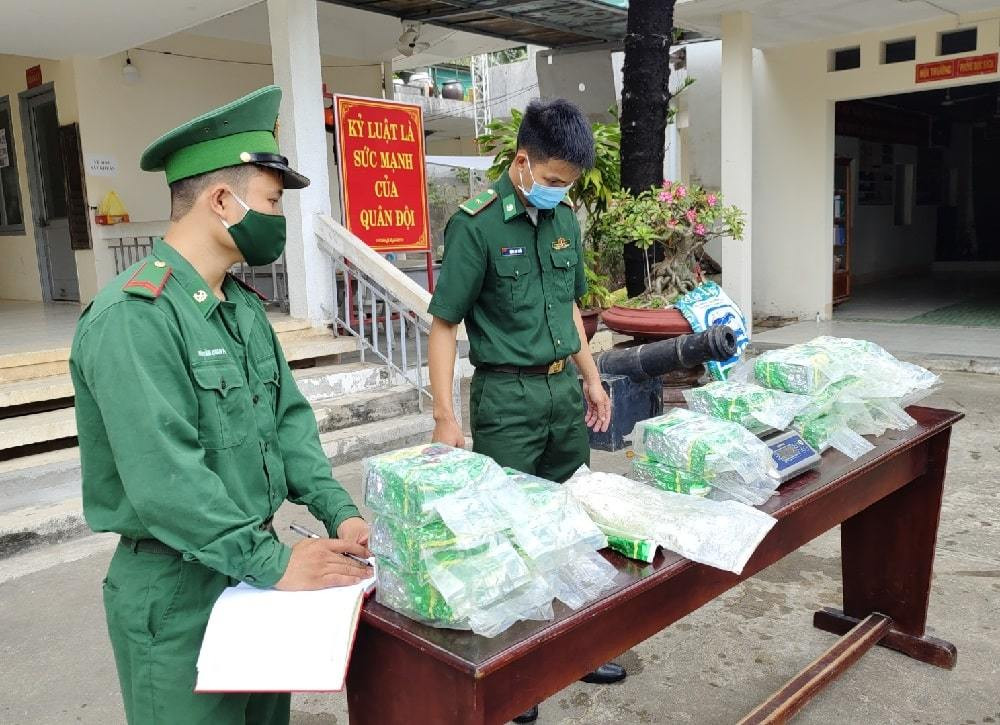 Phát hiện bao tải nặng 20kg nghi là ma túy trôi dạt biển Côn Đảo. Đồn Biên phòng Côn Đảo (Bộ chỉ huy BĐBP tỉnh Bà Rịa - Vũng Tàu) cho biết, vừa phát hiện một bao tải chứa 20 gói nilon tinh thể trong suốt, nghi là ma túy trôi dạt vào bờ biển huyện Côn Đảo. Khoảng 5h30 ngày 30/12, trong quá trình tuần tra tại khu vực Bãi Vông, tổ tuần tra đồn Biên phòng Côn Đảo phát hiện một bao tải màu trắng. Khi mở bao tải kiểm tra, phát hiện bên trong có 20 gói nilon màu xanh in chữ nước ngoài, trong đó có 1 gói bị rách vỡ, bên trong chứa tinh thể trong suốt, nghi là ma túy.