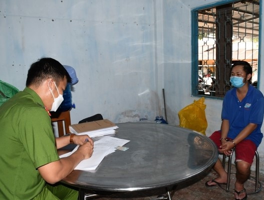  Dính lao lý vì yêu bạn gái “nhí” 11 tuổi. Ngày 1/1, Cơ quan CSĐT Công an tỉnh Trà Vinh đang tạm giữ hình sự Nguyễn Quốc Bảo (20 tuổi, trú phường 8, TP Cà Mau, tỉnh Cà Mau) để điều tra về hành vi “hiếp dâm người dưới 16 tuổi”. Quen biết cháu N. (11 tuổi, tại tỉnh Trà Vinh) sau đó nảy sinh tình cảm, ngày 26/12/2021, Bảo đi xe khách từ tỉnh Cà Mau đến tỉnh Trà Vinh. Chiều 28/12/2021, Bảo đến gặp N và đã có quan hệ tình dục. Gia đình cháu N sau đó phát hiện, trình báo cơ quan Công an.