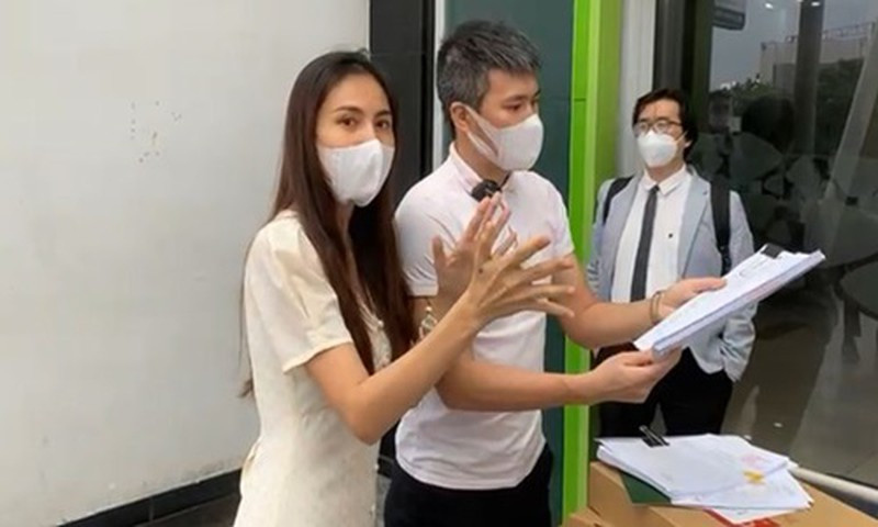 Cục Cảnh sát hình sự (C02) Bộ Công an xác định các cá nhân là các nghệ sĩ có kêu gọi từ thiện ủng hộ bão lụt, có công khai tài khoản để tiền các cá nhân tổ chức gửi vào tài khoản đó. Sau một thời gian nhất định, họ đã đóng tài khoản và dừng kêu gọi. Khi có lượng tiền vào tài khoản, họ trực tiếp hoặc thông qua đại diện đi địa phương làm từ thiện. C02 có căn cứ xác định, lượng tiền vào tài khoản và số tiền đi ủng hộ, xác định số tiền vào còn ít hơn số tiền các cá nhân đã đi ủng hộ các tỉnh. 