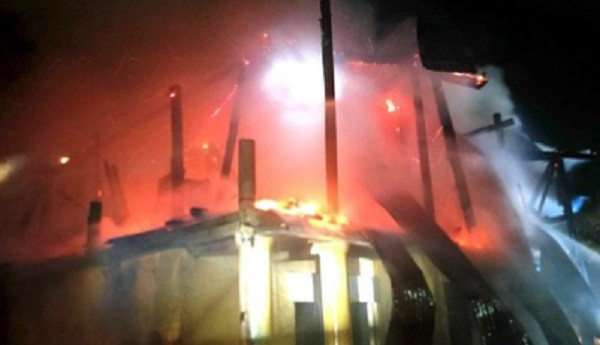  Trường tiểu học bốc cháy, nhiều tài sản hư hại. Khoảng 2h45 ngày 16/1, căn nhà kho 2 tầng của Trường Tiểu học Lê Hồng Phong (xã Bàu Cạn, H.Chư Prông, Gia Lai) bốc cháy. Khi lực lượng PCCC có mặt tại hiện trường đám cháy đã bao trùm đến tầng 2. Do căn nhà đã xuống cấp và chứa các đồ vật dễ bốc cháy nên công tác dập lửa rất khó khăn. Vụ cháy sau đó được khống chế nhưng nhiều đồ dùng trong nhà kho bị thiêu rụi. (Ảnh: Báo CA TPHCM) 