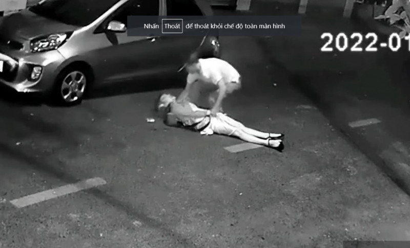  Hai đối tượng giật túi xách khiến cô gái ngã bất tỉnh. Ngày 16/1, Công an quận Tân Bình, TP HCM đang điều tra làm rõ vụ cướp gần giao lộ B6-A4, phường 12 khiến nạn nhân nữ bị thương tích. Khoảng 21h 22 tối 15/1, một cô gái bước xuống xe bất ngờ bị 2 đối tượng đi xe máy lướt qua, giật túi xách khiến cô gái bị kéo văng lên cao và ngã đập cả thân mình xuống đường bất tỉnh. Hai đối tượng sau đó bó trốn.