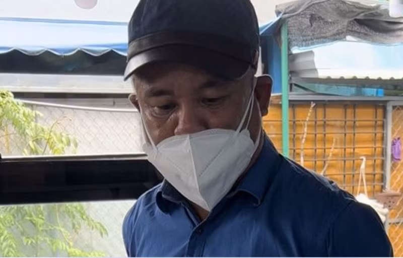  Giang hồ Hà "mát" bị bắt quả tang khi nhận tiền bảo kê. Ngày 16/1, Công an quận Bình Tân, TP HCM tạm giữ Nguyễn Hà (tự Hà “mát”) để điều tra xử lý về hành vi “cưỡng đoạt tài sản”. Hà “mát” với 3 tiền án về tội “Cố ý gây thương tích”là trùm giang hồ chuyên cho vay nặng lãi, thu thập đàn em "bảo kê" cho một số quán nhậu và đòi nợ thuê. Thời gian gần đây, Hà liên tục đe dọa ông C, chủ một quán nhậu phường Bình Trị Đông A để bắt nộp tiền bảo kê 12 triệu đồng/tháng. Ngày 13/1, khi ông ông C đến, đưa số tiền 12 triệu đồng cho Hà, Công an quận Bình Tân ập đến bắt quả tang.