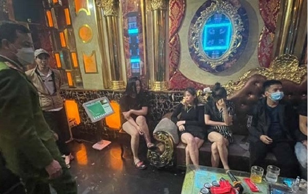 Nhiều nam, nữ bay lắc tại quán karaoke ở Hải Dương. Khuya ngày 15/1, Công an huyện Kim Thành (Hải Dương) phát hiện quán karaoke Điểm Hẹn tại xã Tuấn Việt không tạm dừng hoạt động để phòng chống dịch COVID-19. Thời điểm kiểm tra, cảnh sát phát hiện 20 người đang hát tại 4 phòng, trong đó có 2 phòng hát, các đói tượng đang sử dụng trái phép chất ma túy. Cảnh sát cũng phát hiện tại phòng nhân viên có 19 khách hát, 1 quản lý quán. Tất cả 39 khách hát và nhân viên quán đều được triệu tập về trụ sở Công an huyện làm việc.