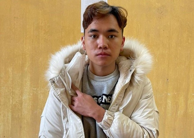 Khởi tố thầy bói chữa bệnh bằng cúng bái, chiếm đoạt 3 tỷ đồng. Công an tỉnh Bắc Giang đang tạm giữ Nguyễn Văn Phước (SN 2002, trú tại huyện Vũ Thư, tỉnh Thái Bình) về hành vi “Lừa đảo chiếm đoạt tài sản”. Phước bị bà Lê Thị K (SN 1972, thị trấn Tây Yên Tử, Sơn Động) tố cáo chiếm đoạt hơn 3 tỷ cúng lễ tâm linh nhằm chữa bệnh cho hai con trai đang bị bệnh tâm thần. Phước đã đưa ra thông tin giả mời các thầy là người Trung Quốc luyện hạt linh đơn cho người thân của bà K. ăn để chữa bệnh và bảo gia đình bà K vay mượn tiền, bán đất để đưa tiền cho Phước tổ chức lễ cúng. Từ 30/10 đến ngày 7/12/2021, bà K đã sử dụng 4 sổ đỏ của gia đình để bán và vay tiền, đưa cho Phước hơn 3 tỷ đồng.