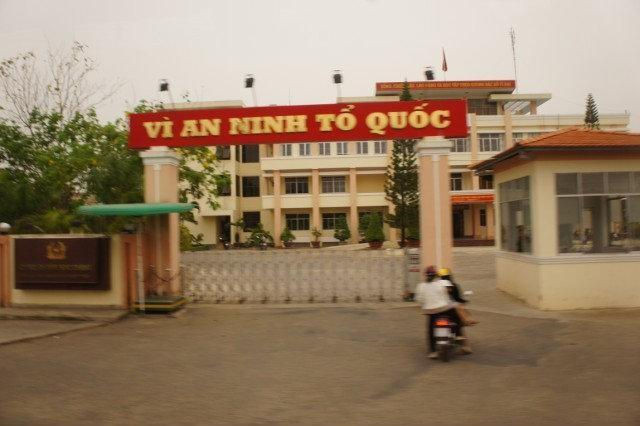 Công an Sóc Trăng đề nghị Bộ Công an kỷ luật 2 thượng tá. Ngày 8/1, Báo PL TP.HCM dẫn nguồn tin từ Công an tỉnh Sóc Trăng cho biết, đơn vị vừa đề nghị Bộ Công an xem xét kỷ luật về mặt chính quyền đối với Thượng tá Lê Minh Ca và Thượng tá Dương Hoài Việt. Hai cán bộ bị đề nghị xem xét kỷ luật vì liên quan đến sai phạm tài chính xảy ra tại Phòng Cảnh sát cơ động, Công an tỉnh Sóc Trăng. Ông Ca trước đây là Trưởng phòng Phòng Cảnh sát cơ động, Công an tỉnh Sóc Trăng, hiện đang nghỉ chờ hưu, còn ông Việt là Phó phòng. Trước đó, UBKT Công an tỉnh Sóc Trăng đã thi hành kỷ luật ông Ca với hình thức cảnh cáo, ông Việt bị kỷ luật cách hết các chức vụ trong Đảng. (Nguồn: PLO).