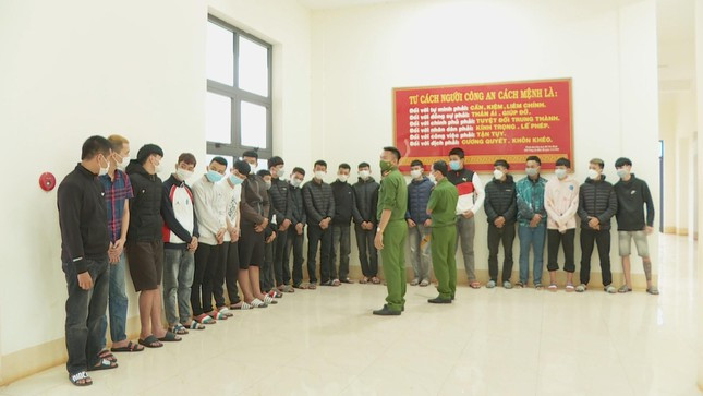  Hai nhóm học sinh hỗn chiến, một người tử vong. Ngày 8/1, Công an TP Buôn Ma Thuột, Đắk Lắk đã triệu tập các đối tượng liên quan vụ 2 nhóm học sinh hỗn chiến khiến 1 người tử vong. Do mâu thuẫn, Lê Trùng D. (học sinh lớp 10, trường THPT Chu Văn An và Châu Thành Đ. (học sinh lớp 10, trường THPT Lê Duẩn) lên mạng hẹn nhau tối 4/1 đến cổng Trường THCS Huỳnh Thúc Kháng. Tối cùng ngày, nhóm D gồm 30 người mang theo hung khí dao, gậy, còn nhóm Đ có 5 người cũng mang theo hung khí. Hai nhóm lao vào đánh nhau khiến anh Lê Phong Ph. (19 tuổi, nhóm của Đ.) bị tử vong do bị xe tông trúng khi bỏ chạy.