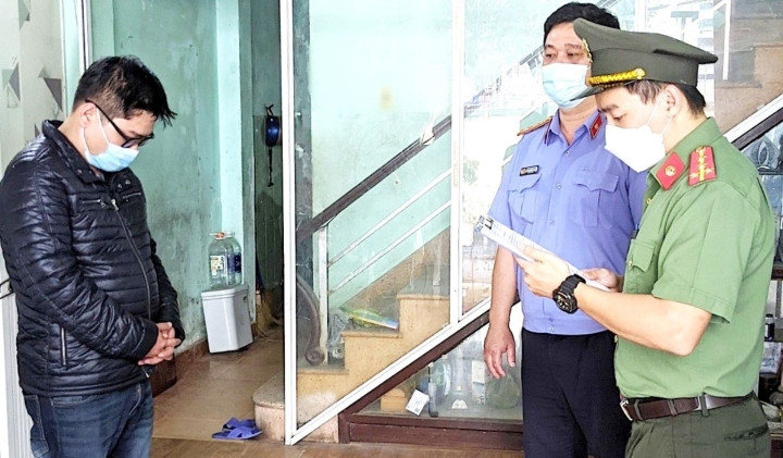  Bắt hai giám đốc giúp chuyên gia dởm nhập cảnh trái phép. Ngày 8/1, Công an TP Đà Nẵng khởi tố bị can, tạm giam Nguyễn Văn Minh Thọ, Giám đốc Cty TNA Service và Phạm Kim Phúc, Giám đốc Cty TNHH Phúc Travel Newlife về hành vi giúp người nước ngoài nhập cảnh vào Việt Nam trái phép. Điều tra cho thấy, Thọ ký bảo lãnh xin cấp thị thực cho 7 người Hàn Quốc nhập cảnh trên danh nghĩa chuyên gia để nhận số tiền 200 USD/người. Phúc cũng thực hiện bảo lãnh cho 7 công dân Hàn Quốc nhập cảnh trái phép dưới hình thức chuyên gia và thu lợi bất chính số tiền 30,8 triệu đồng.