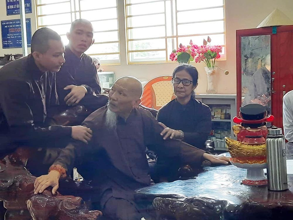 Kết quả điều tra ban đầu, năm 2014, bà Cao Thị Cúc (SN 1960, hộ khẩu thường trú xã Long Hựu Đông, huyện Cần Đước) mua lại nhà, đất (gần 2.000m2) ở ấp Lập Thành, xã Hòa Khánh Tây, huyện Đức Hòa rồi chuyển về đây sinh sống, sau đó sửa chữa lại làm điểm tu tại gia. Ông Lê Tùng Vân (SN 1932, hộ khẩu thường trú phường 10, quận 6, TP.HCM) chuyển về đây sinh sống cùng nhà với bà Cúc từ năm 2015 và hành nghề nhận nuôi con nuôi làm từ thiện. 