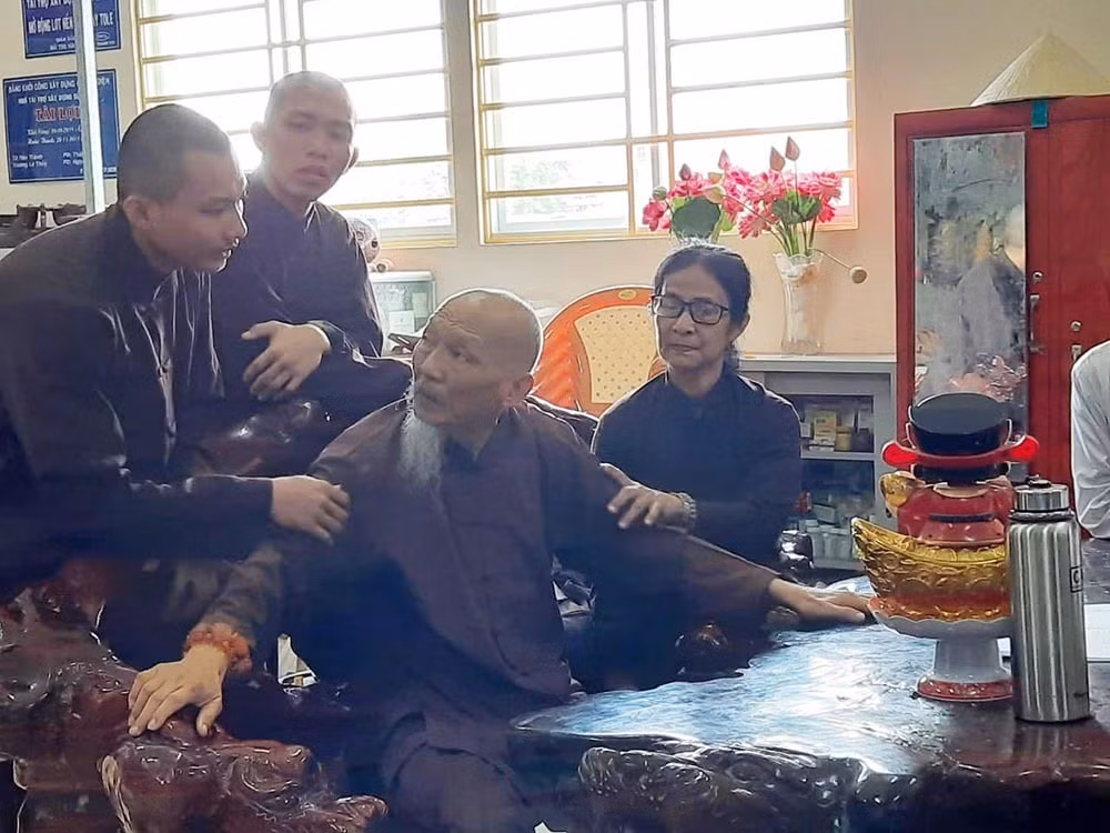 Kết quả điều tra ban đầu, năm 2014, bà Cao Thị Cúc (SN 1960, hộ khẩu thường trú xã Long Hựu Đông, huyện Cần Đước) mua lại nhà, đất (gần 2.000m2) ở ấp Lập Thành, xã Hòa Khánh Tây, huyện Đức Hòa rồi chuyển về đây sinh sống, sau đó sửa chữa lại làm điểm tu tại gia. Ông Lê Tùng Vân (SN 1932, hộ khẩu thường trú phường 10, quận 6, TP.HCM) chuyển về đây sinh sống cùng nhà với bà Cúc từ năm 2015 và hành nghề nhận nuôi con nuôi làm từ thiện. 